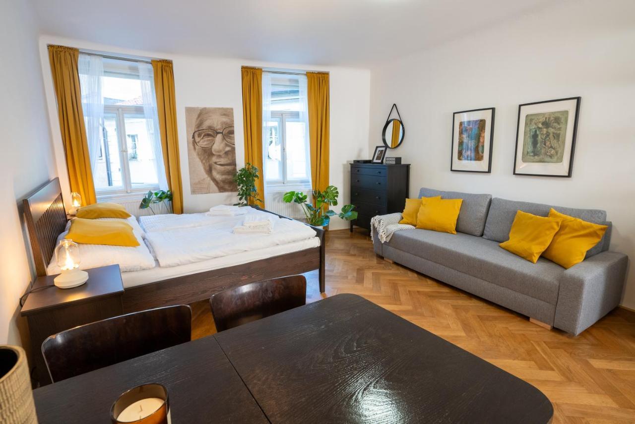 פראג White Wolf House Hostel & Apartments מראה חיצוני תמונה