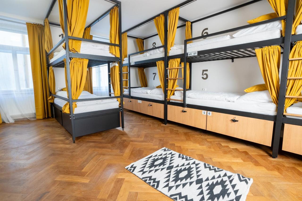 פראג White Wolf House Hostel & Apartments מראה חיצוני תמונה