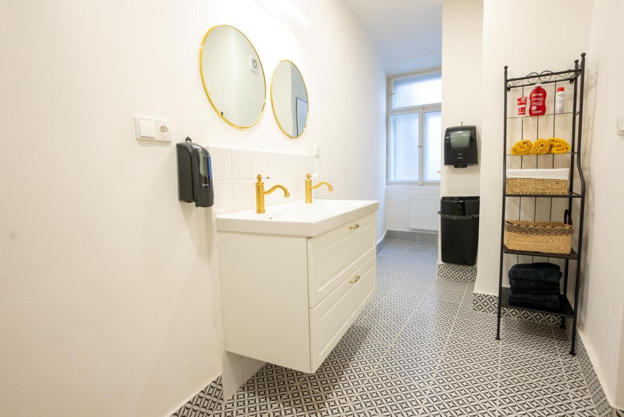 פראג White Wolf House Hostel & Apartments מראה חיצוני תמונה