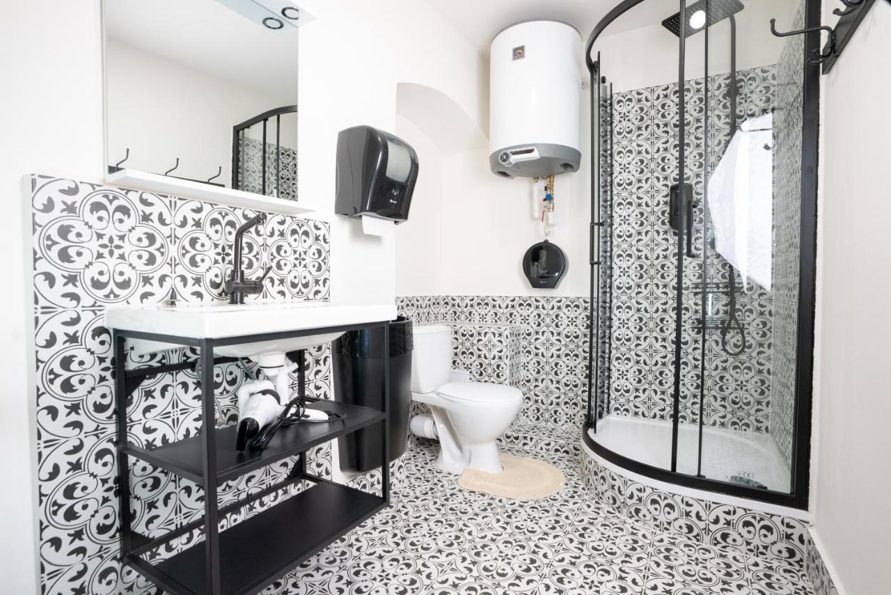 פראג White Wolf House Hostel & Apartments מראה חיצוני תמונה