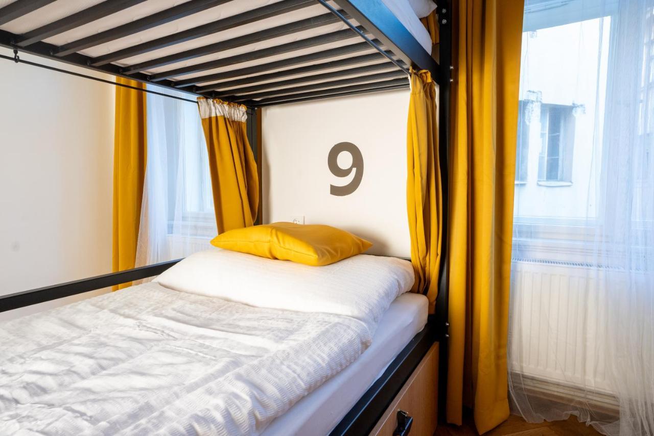 פראג White Wolf House Hostel & Apartments מראה חיצוני תמונה