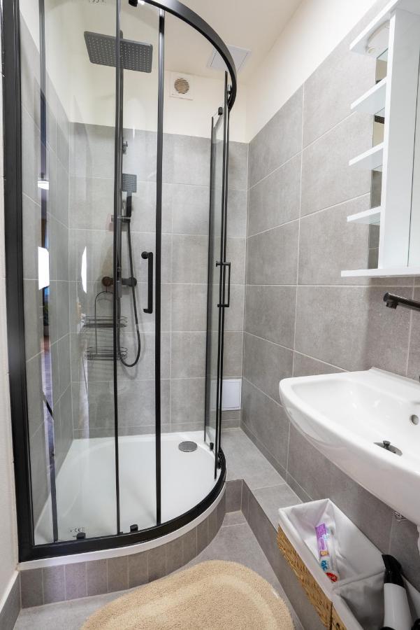פראג White Wolf House Hostel & Apartments מראה חיצוני תמונה