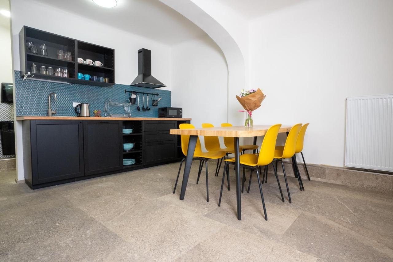 פראג White Wolf House Hostel & Apartments מראה חיצוני תמונה