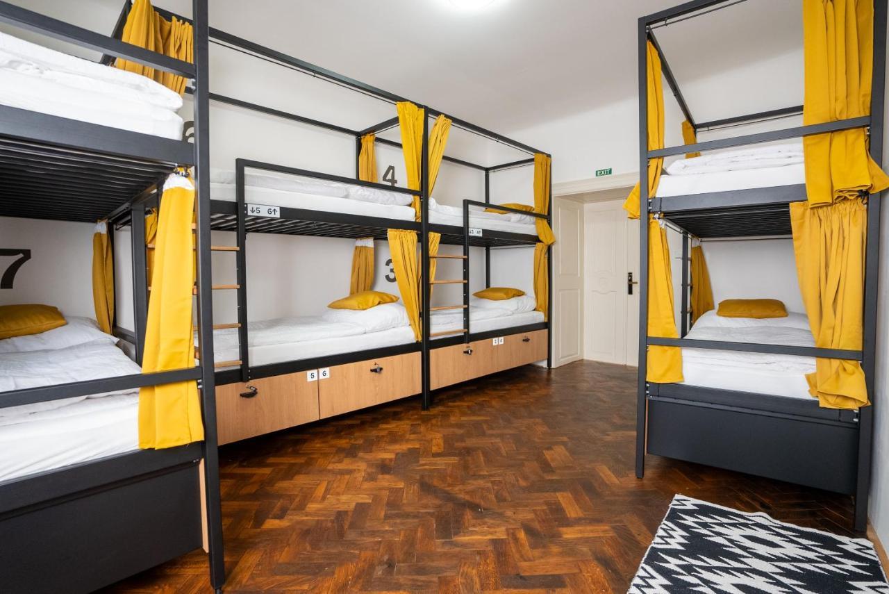 פראג White Wolf House Hostel & Apartments מראה חיצוני תמונה