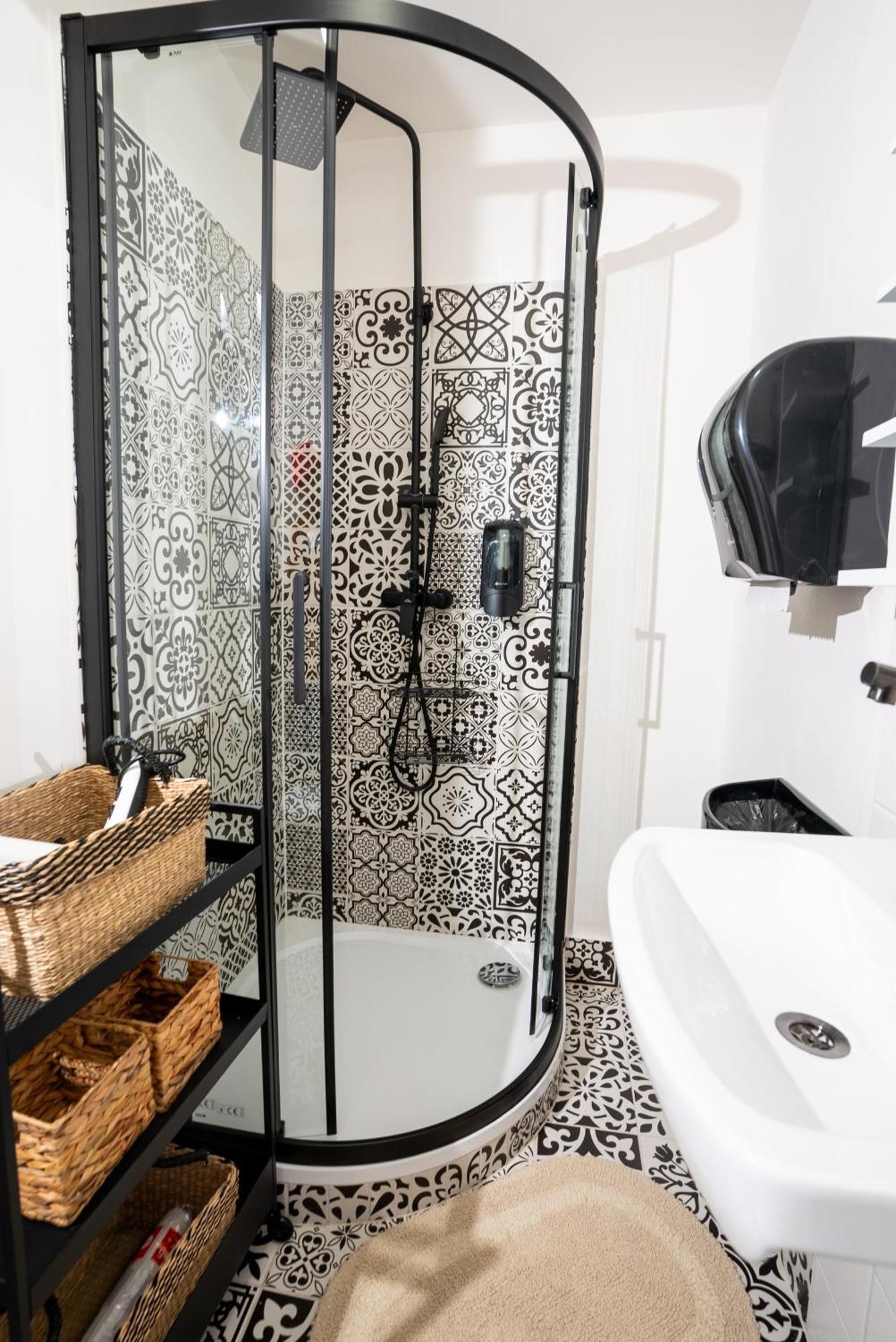פראג White Wolf House Hostel & Apartments מראה חיצוני תמונה