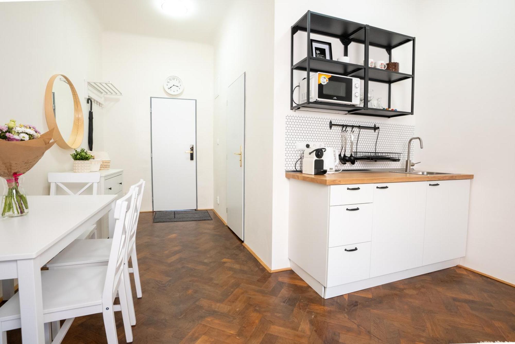 פראג White Wolf House Hostel & Apartments מראה חיצוני תמונה