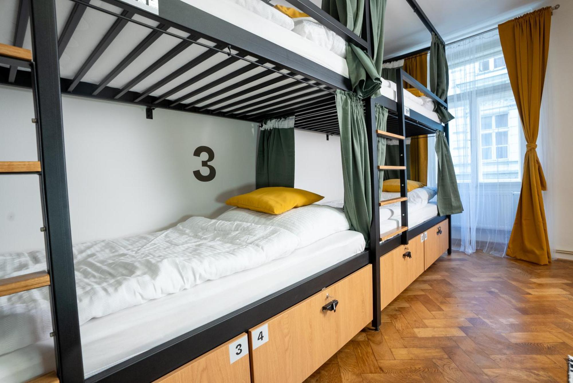 פראג White Wolf House Hostel & Apartments מראה חיצוני תמונה